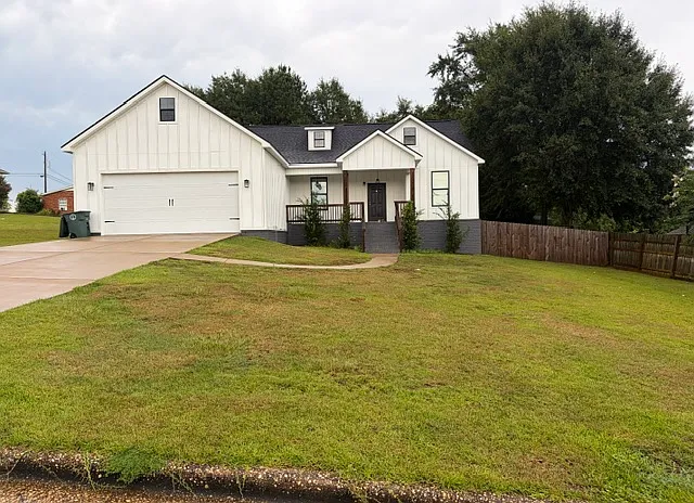304 Henderson St — Photo 1