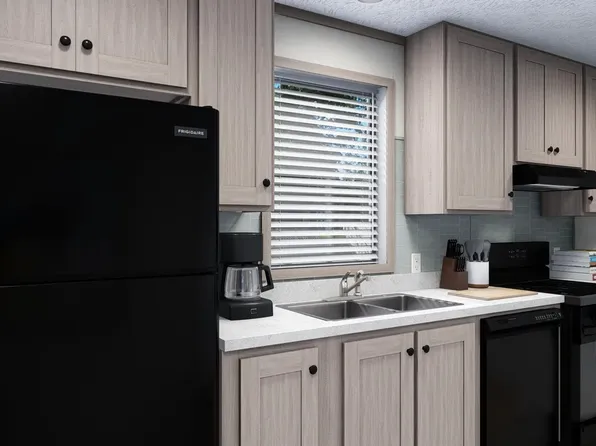 35 Canary Hill Dr, Lake Orion, MI