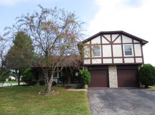 1676 Iowa Dr, Elk Grove Village, IL 60007