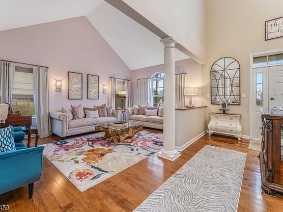 5th image of 6 Columbine Ct