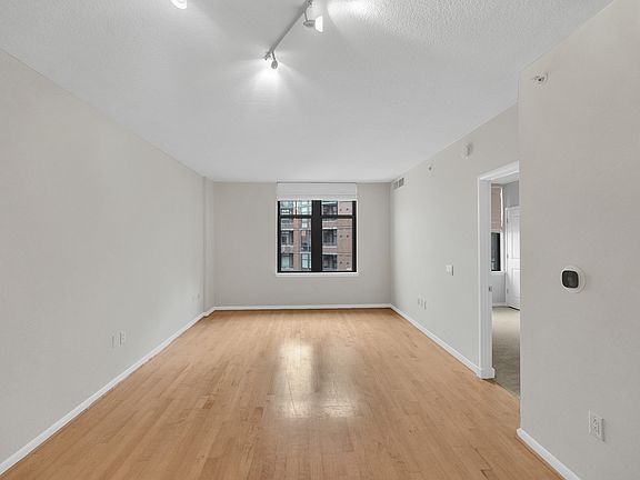 4th image of 1021 N Garfield St APT 527
