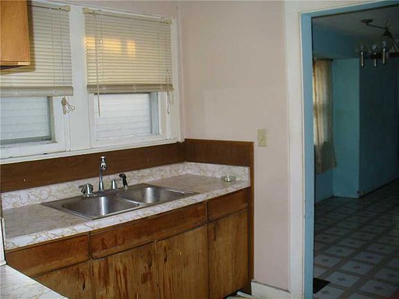 3rd image of 1521 N Grant Ave