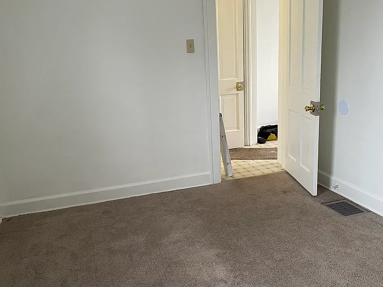 220 W Willow St — Photo 13