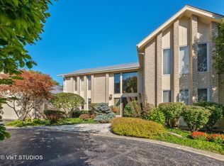 2818 Woodmere Dr, Northbrook, IL