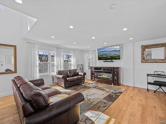 4th image of 642 Lenore Lane