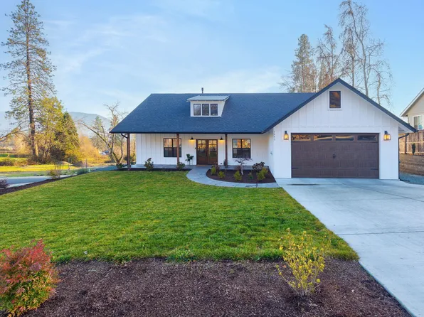 1645 NW Williamsburg Dr, Grants Pass, OR 97526