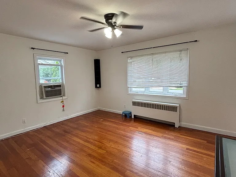 350 Mineola Ave — Photo 4