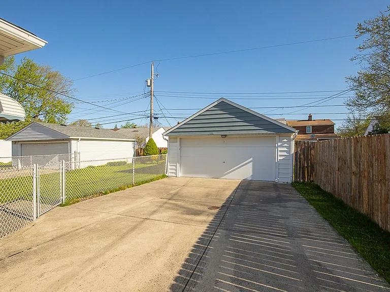 8310 Salisbury Dr — Photo 31