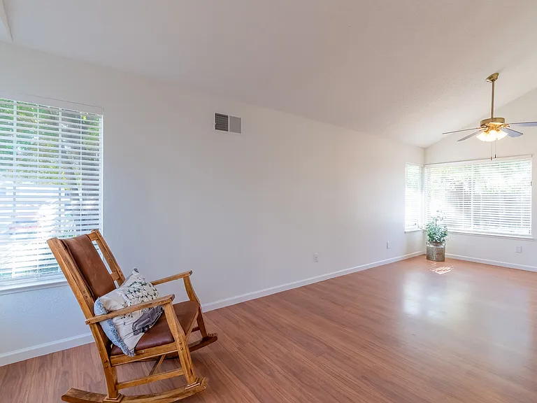 16 Brighton Dr — Photo 9