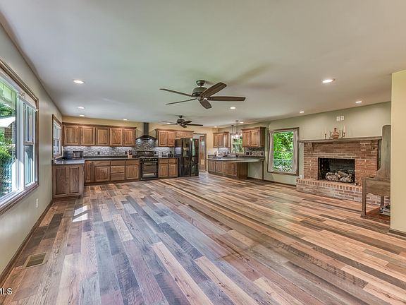 3rd image of 638 Circle Dr