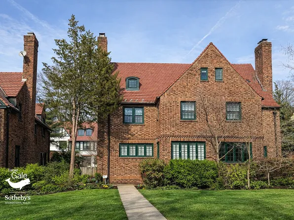 8 Whitson St, Forest Hills Gardens, NY 11375