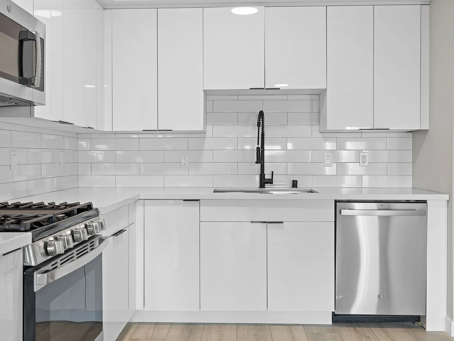 3 bed, 1200 sqft, $3,400 — Photo 2