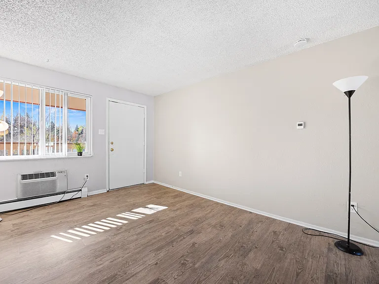 1305 Estes St — Photo 7