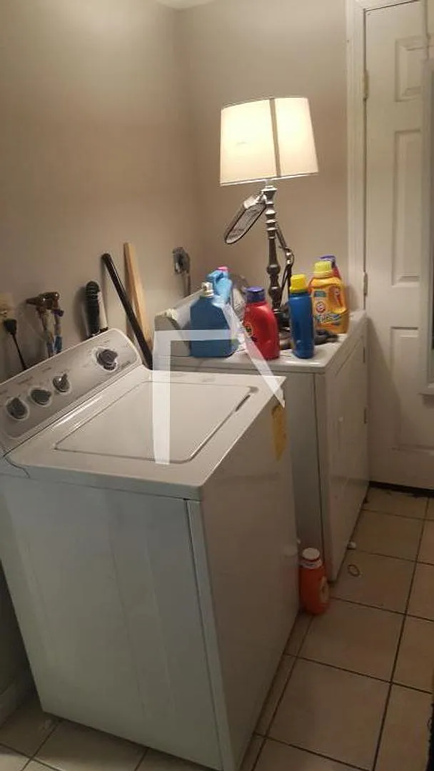 Charming 6 Bedroom-No Broker Fee — Photo 3