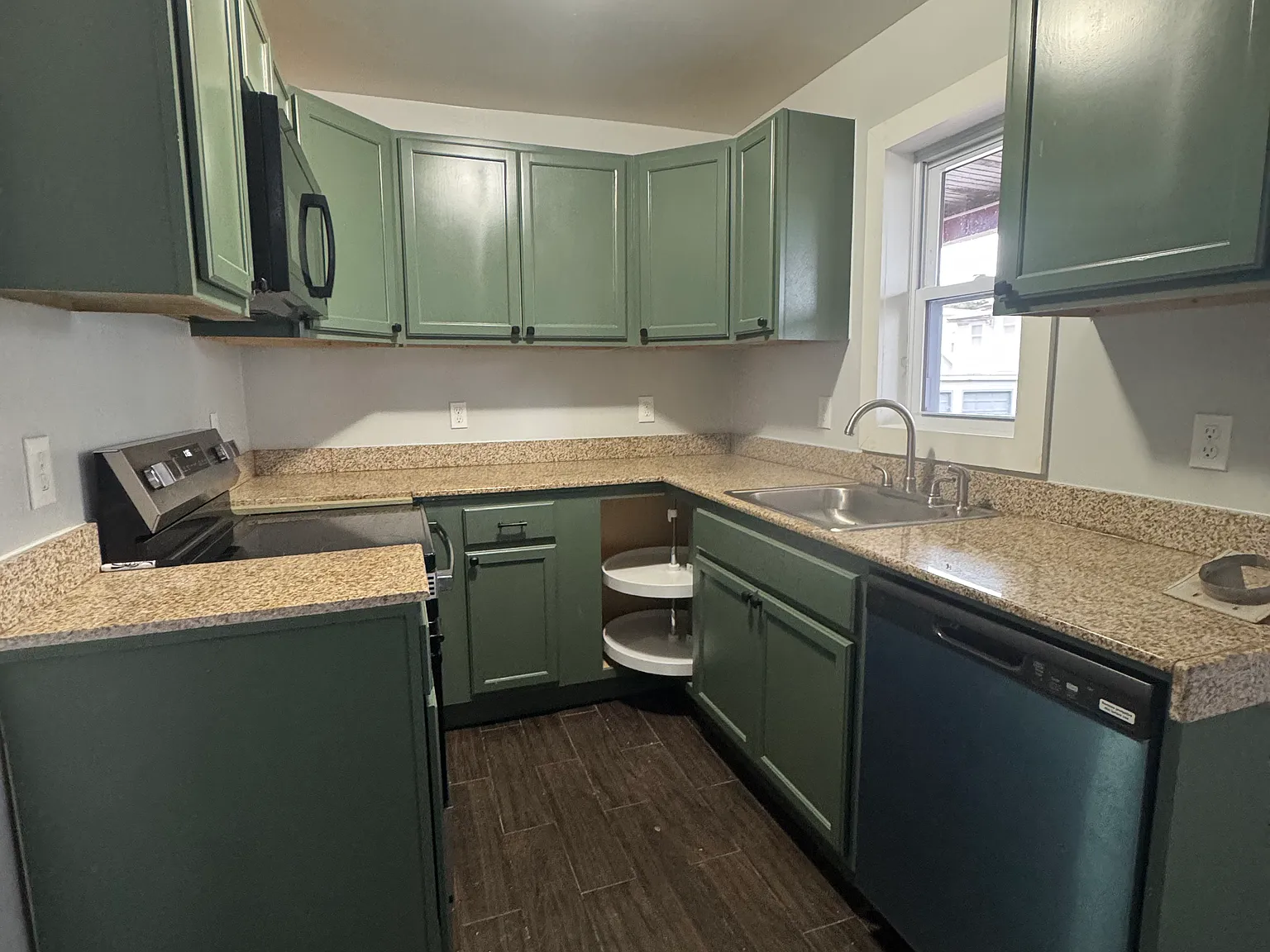 21 Watkins Ave — Photo 2