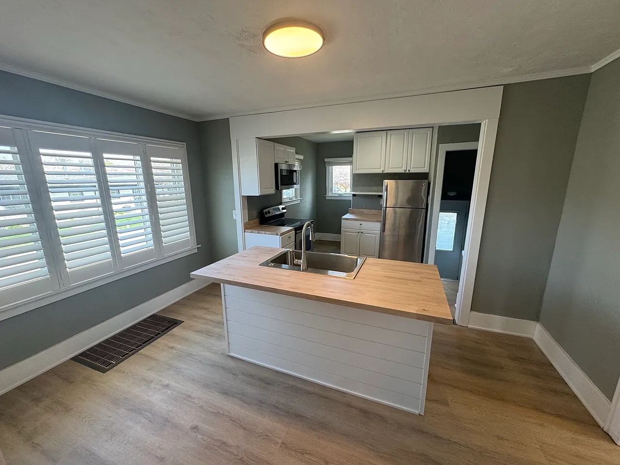 3 bed, 1076 sqft, $2,100 — Photo 1