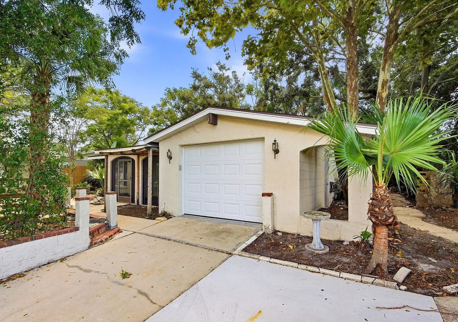 Spacious 2 Bedroom Home — Photo 2