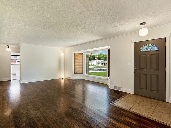 4th image of 289 Ashworth Dr