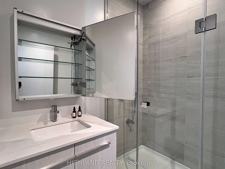 8 Cumberland St #3802 — Photo 31