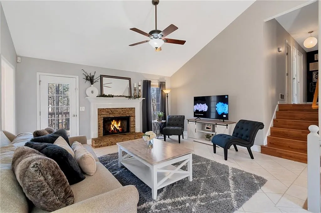 4 bed, 3.0 bath, 2019 sqft, $5,750 — Photo 3