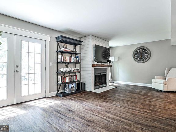 5th image of 2302 Colonial Dr NE