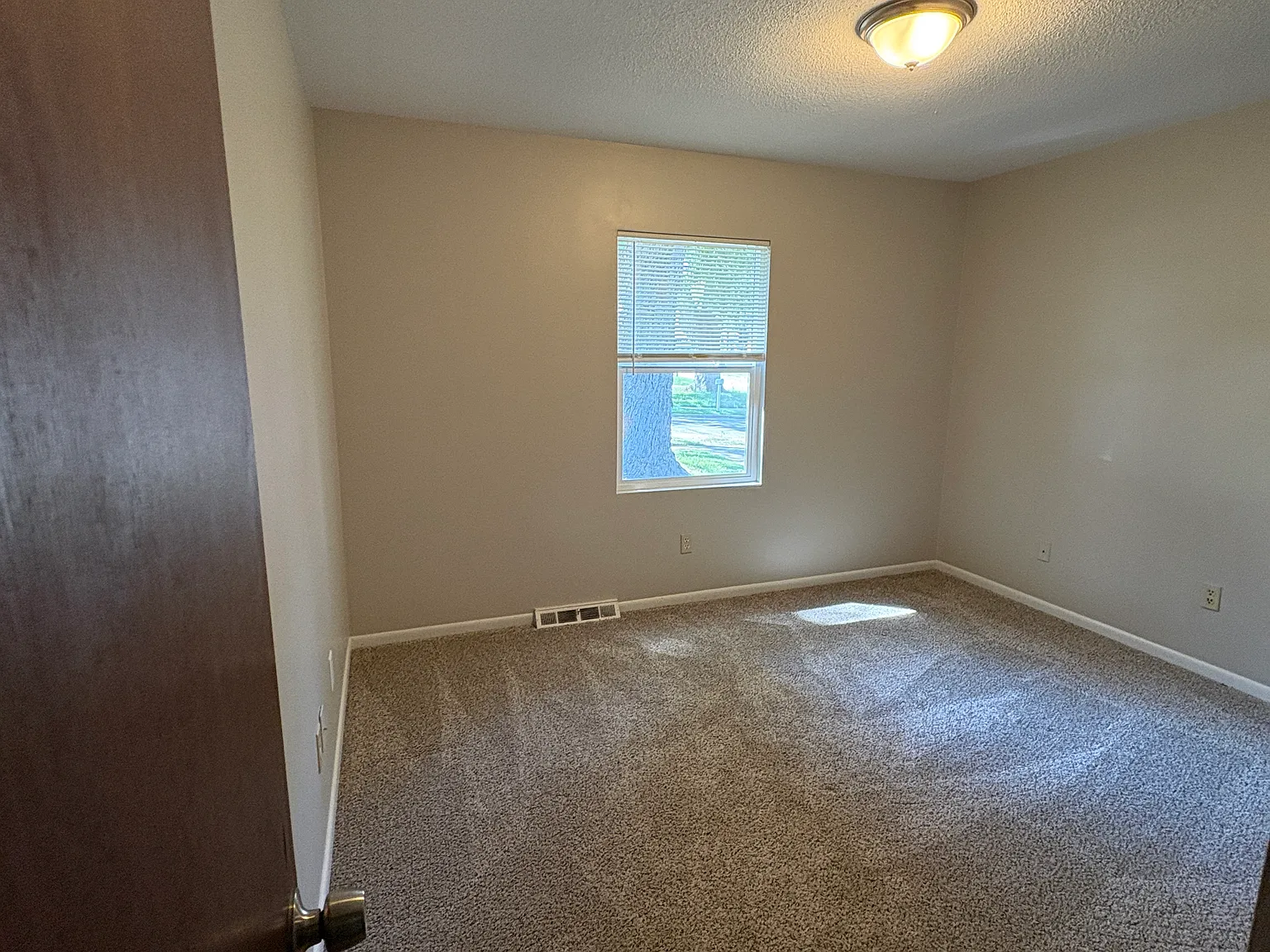 3 bed, 884 sqft, $1,575 — Photo 3
