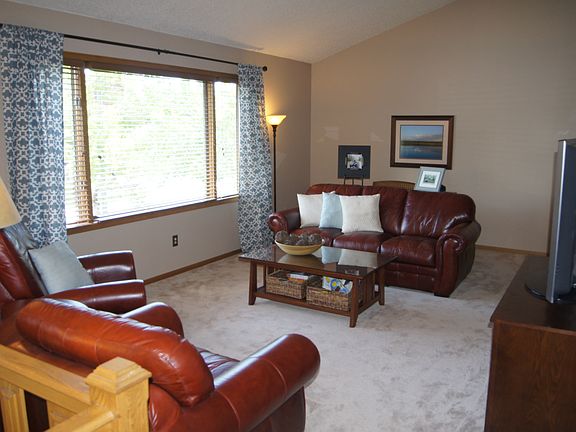 Livingroom - vaulted ceiling