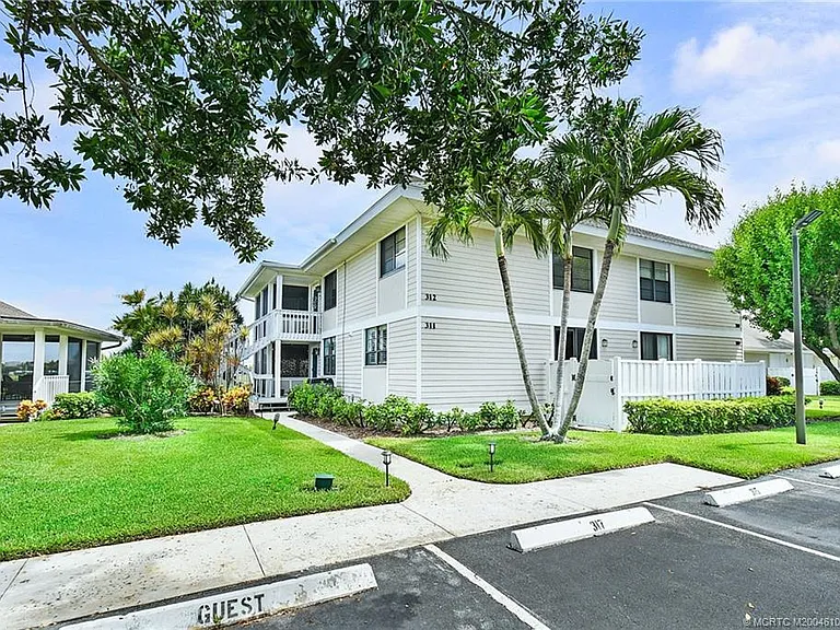 311 NE Golfview Cir — Photo 3