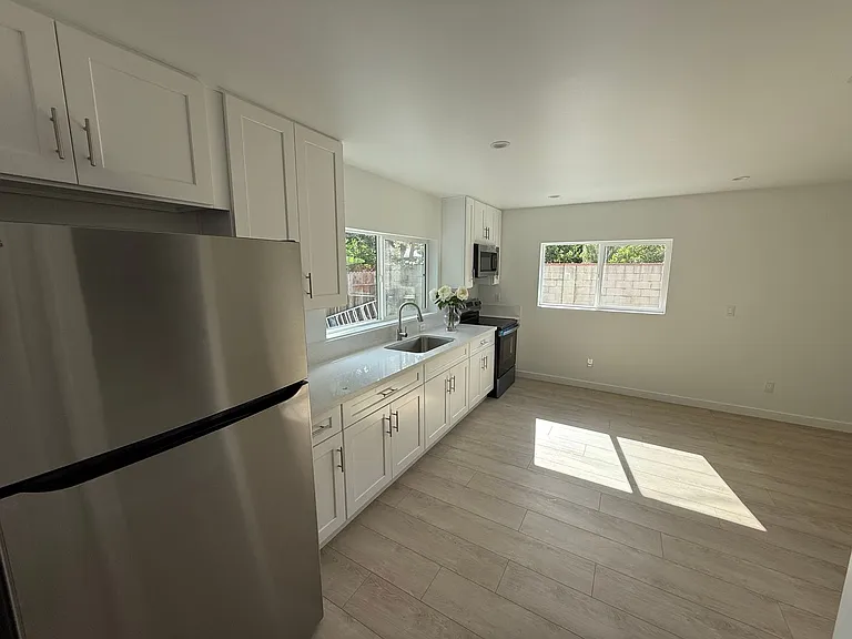 16918 Bassett St — Photo 3