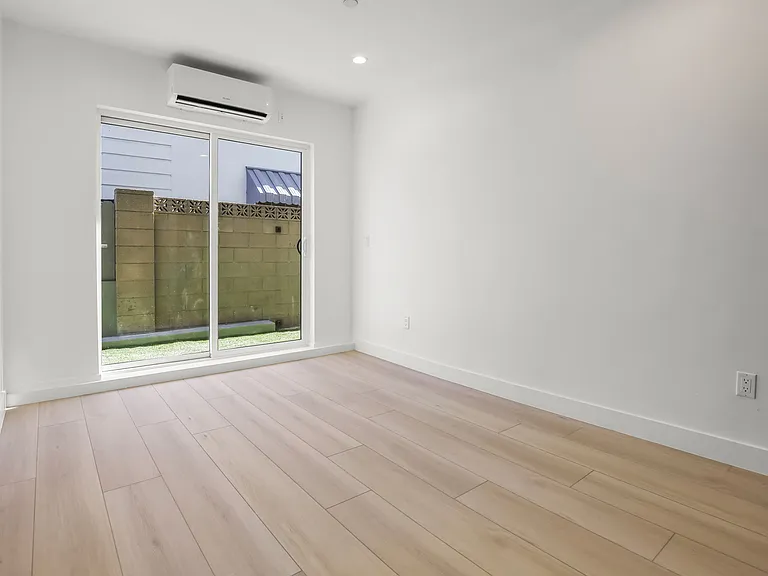11004 Hortense St — Photo 10