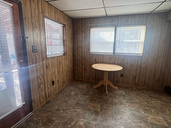 4th image of 403 Fraser Rd