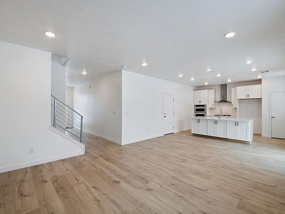 3rd image of 6811 Woods Rose Dr