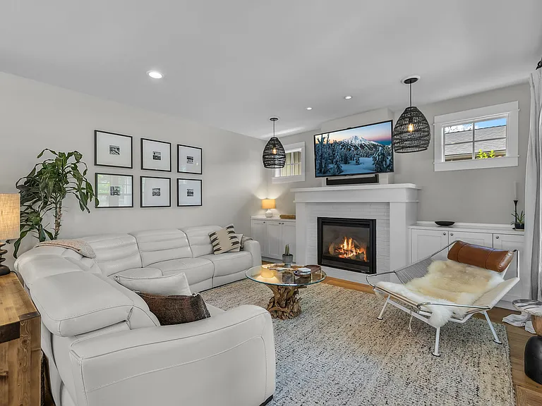 1856 NW Hartford Ave — Photo 5