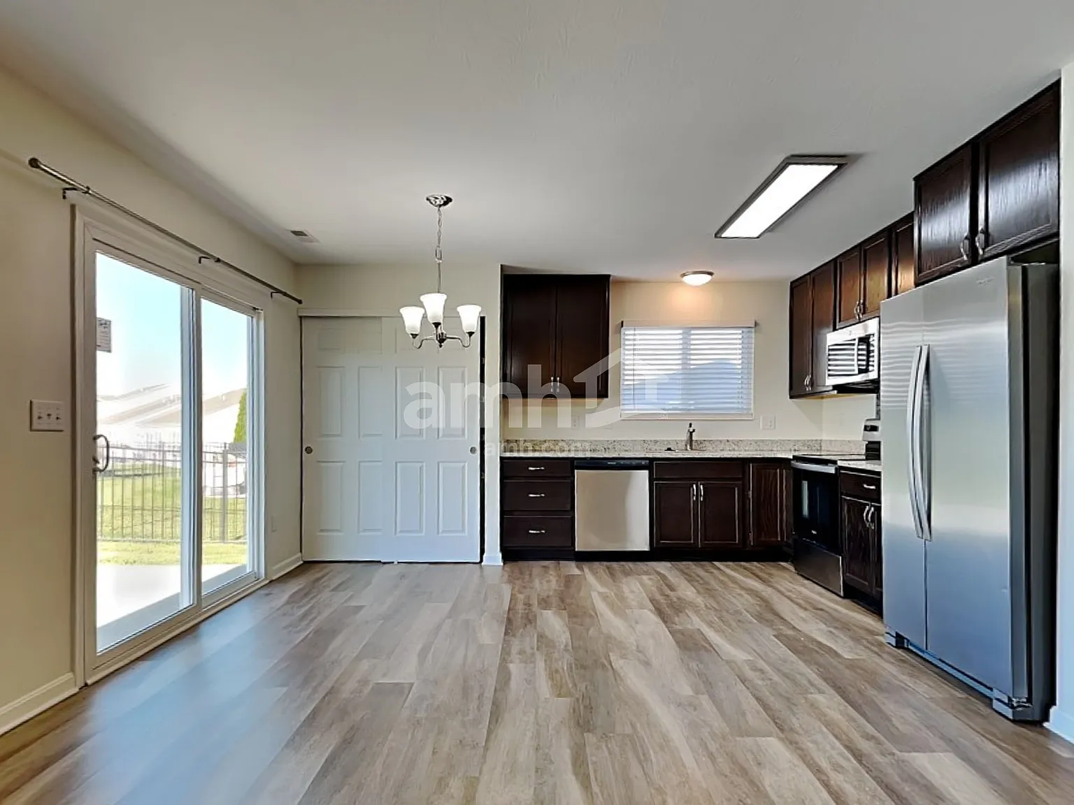 3 bed, 2.0 bath, 1310 sqft, $2,180 — Photo 4