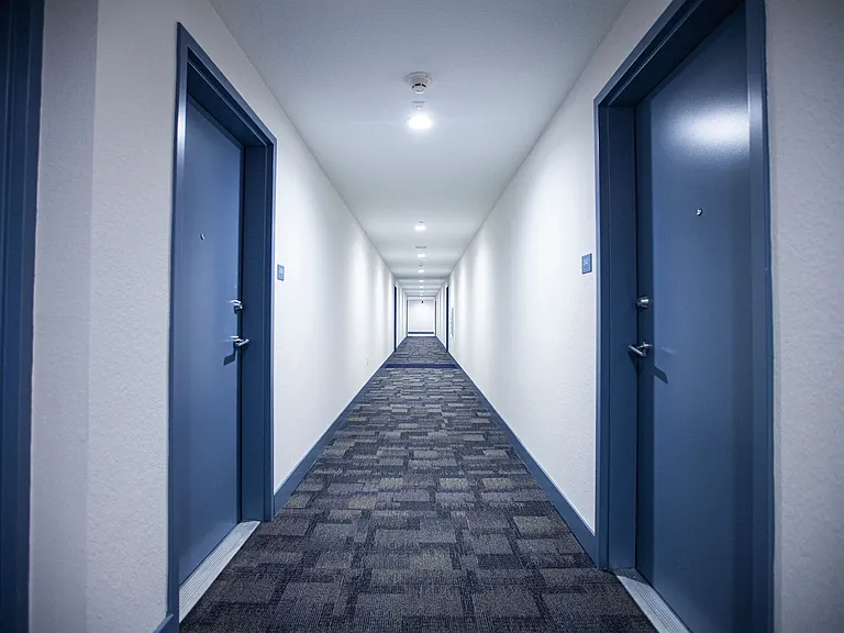 850 Living — Photo 36