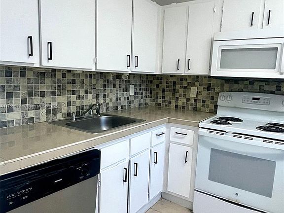 3rd image of 852 NE 209th St #101-38