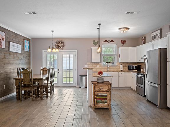 5th image of 1131 E Fannin St