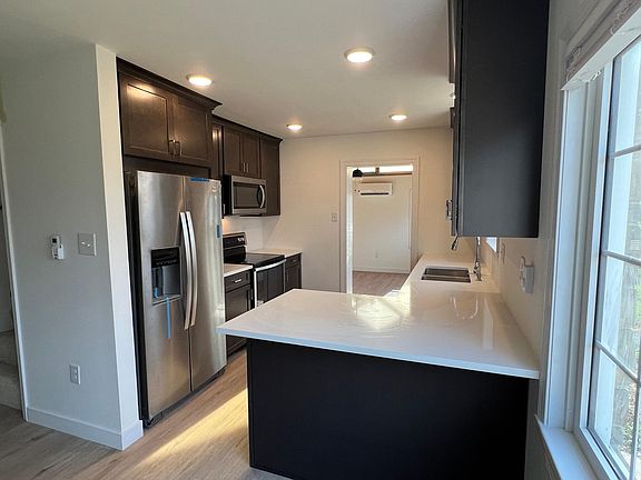 5th image of 434 East Ave #A