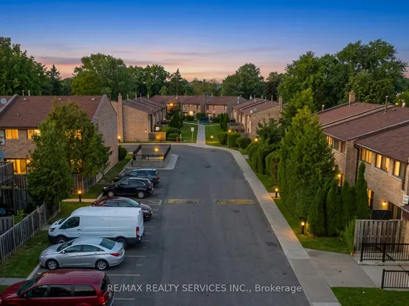 2605 Woodchester Dr #50, Mississauga, ON L5K 2E3