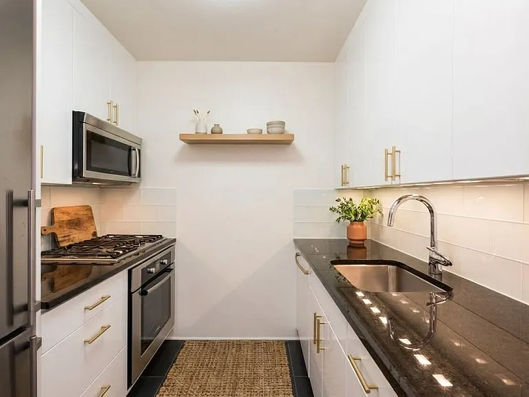 300 E 64th St #9B — Photo 4