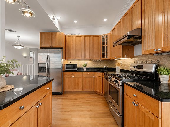 2nd image of 714 E 4th St #3