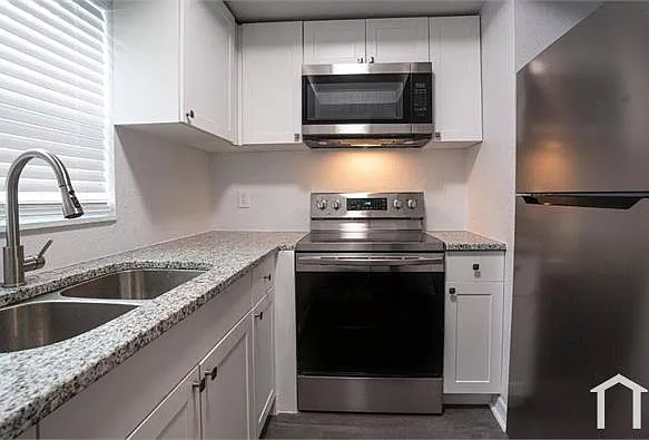 1 bed, 810 sqft, $1,636 — Photo 2