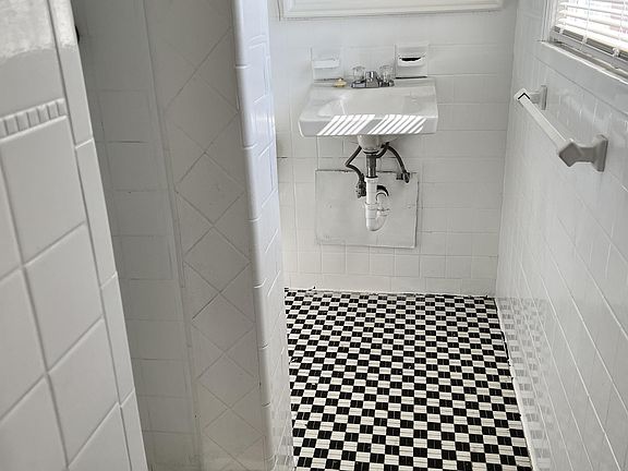 4th image of 852 Saint Clair St #4