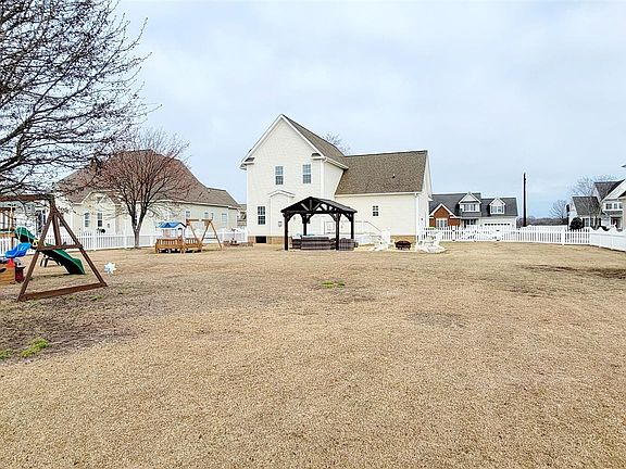 5th image of 650 Broadmoor Ct