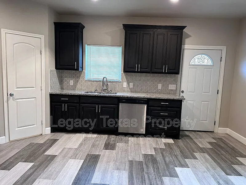 3 bed, 2.0 bath, 1170 sqft, $1,500 — Photo 3