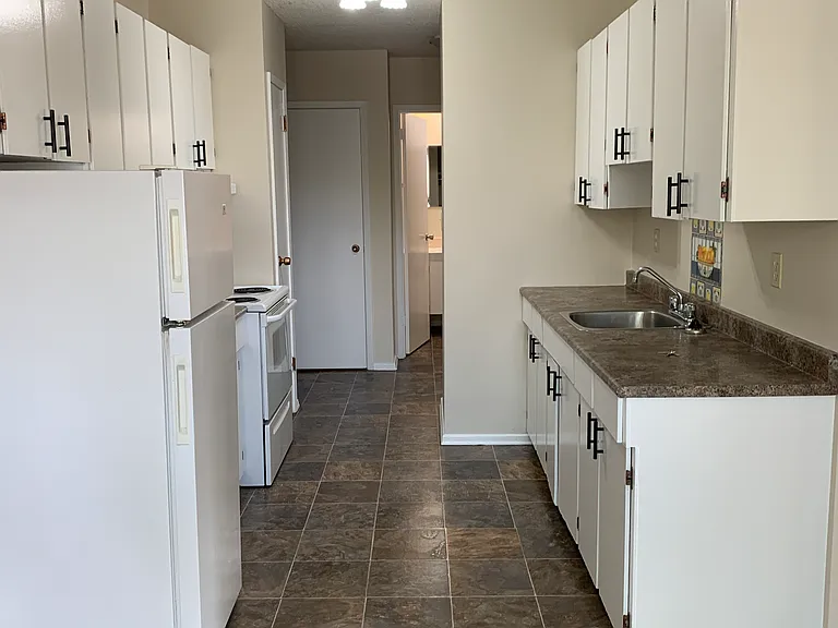 310 Clarence Ave S — Photo 4