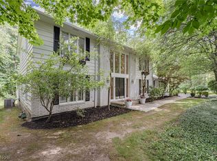 20 Pepper Creek Dr, Pepper Pike, OH 44124