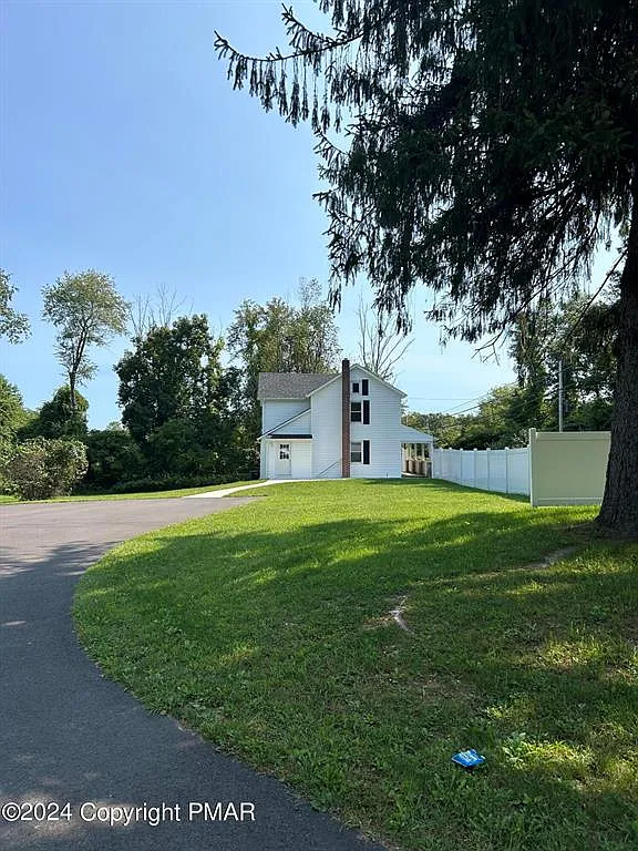 4 bed, 2.0 bath, 2300 sqft, $3,000 — Photo 2
