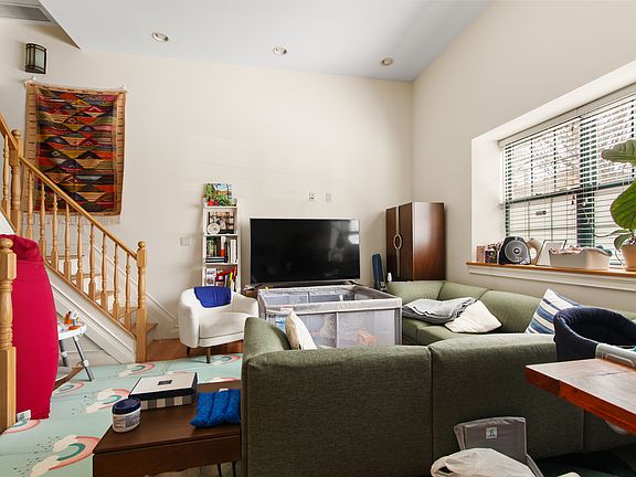4th image of 172 Hoyt St Unit Hse