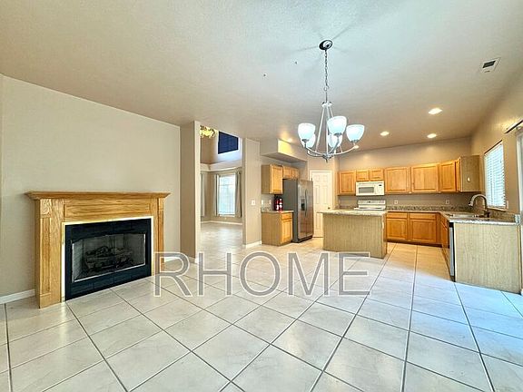 5th image of 723 E Sandy Point Dr